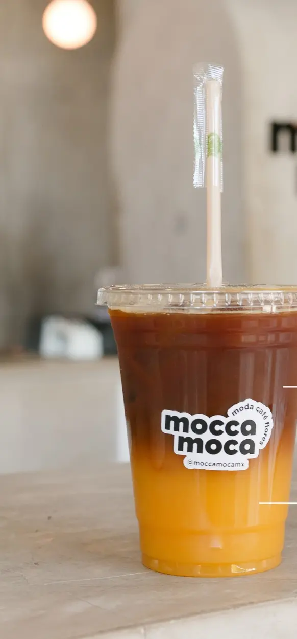 Black Orange: espresso sobre jugo de naranja en el vaso de mocca moca