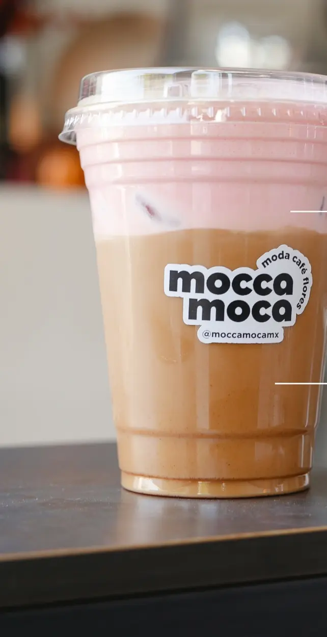 Pinky Dirty Chai con cold foam de fresa en el vaso de mocca moca